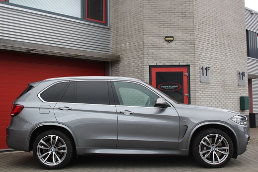 Rijervaring Chiptuning BMW M550d 381 PK Zijkant