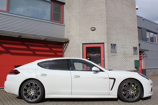 Rijervaring Chiptuning Porsche Panamera S E-hybride 416 Pk 590 NM Zijkant