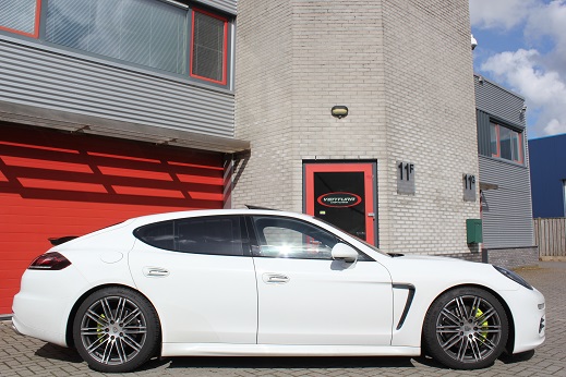 Rijervaring Chiptuning Porsche Panamera S E-hybride 416 Pk 590 NM Zijkant