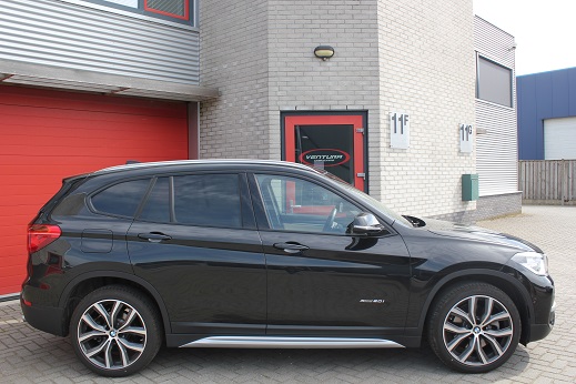 Rijervaring Chiptuning BMW X1 2.0i B48 192 PK 280 NM Zijkant