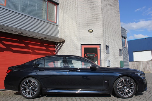 Rijervaring Chiptuning BMW 745e 394 PK Zijkant