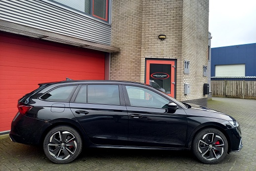 Rijervaring Chiptuning Skoda Octavia 1.4 TSI iV PHEV RS 245 PK Zijkant