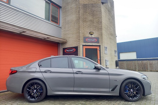 Rijervaring Chiptuning BMW 530E 292 PK G30-G31 Zijkant