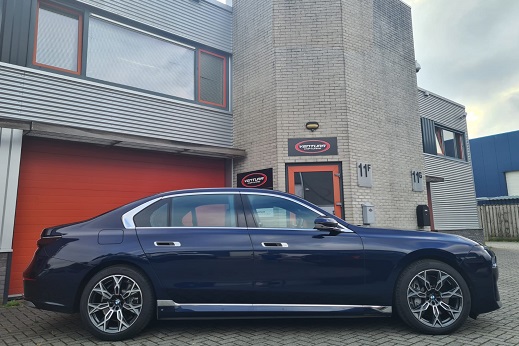 Rijervaring Chiptuning BMW 750e 489 PK G70-G71 Zijkant