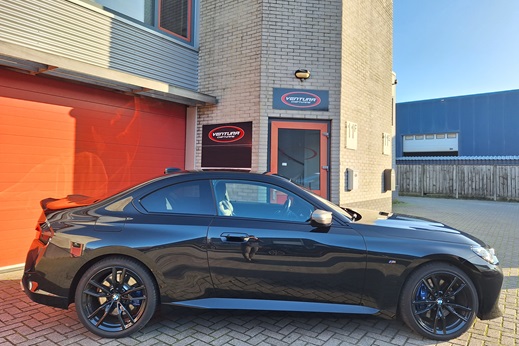Rijervaring Chiptuning BMW M240i G42 374 PK Zijkant
