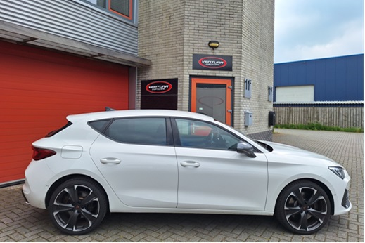 Rijervaring Chiptuning Cupra Leon 1.4 e-Hybrid 245 PK Zijkant