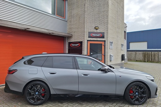 Rijervaring Chiptuning BMW 550e 489 PK G61 Zijkant