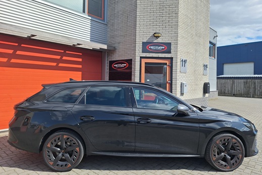 Rijervaring Chiptuning Cupra Leon 1.4 e-Hybrid 204 PK Zijkant