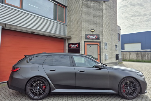 Rijervaring Chiptuning BMW M5 G90 - G99 Hybrid 725 PK Zijkant